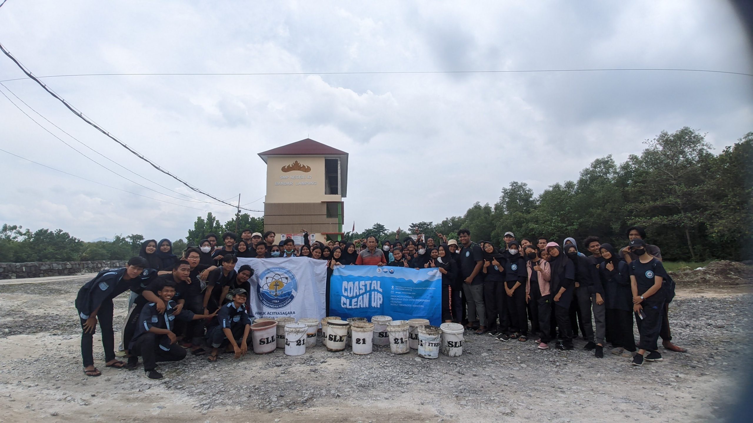 You are currently viewing Himpunan Mahasiswa Program Studi Sains Lingkungan Kelautan mengadakan kegiatan “Coastal Clean Up” di Kota Karang, Bandar Lampung